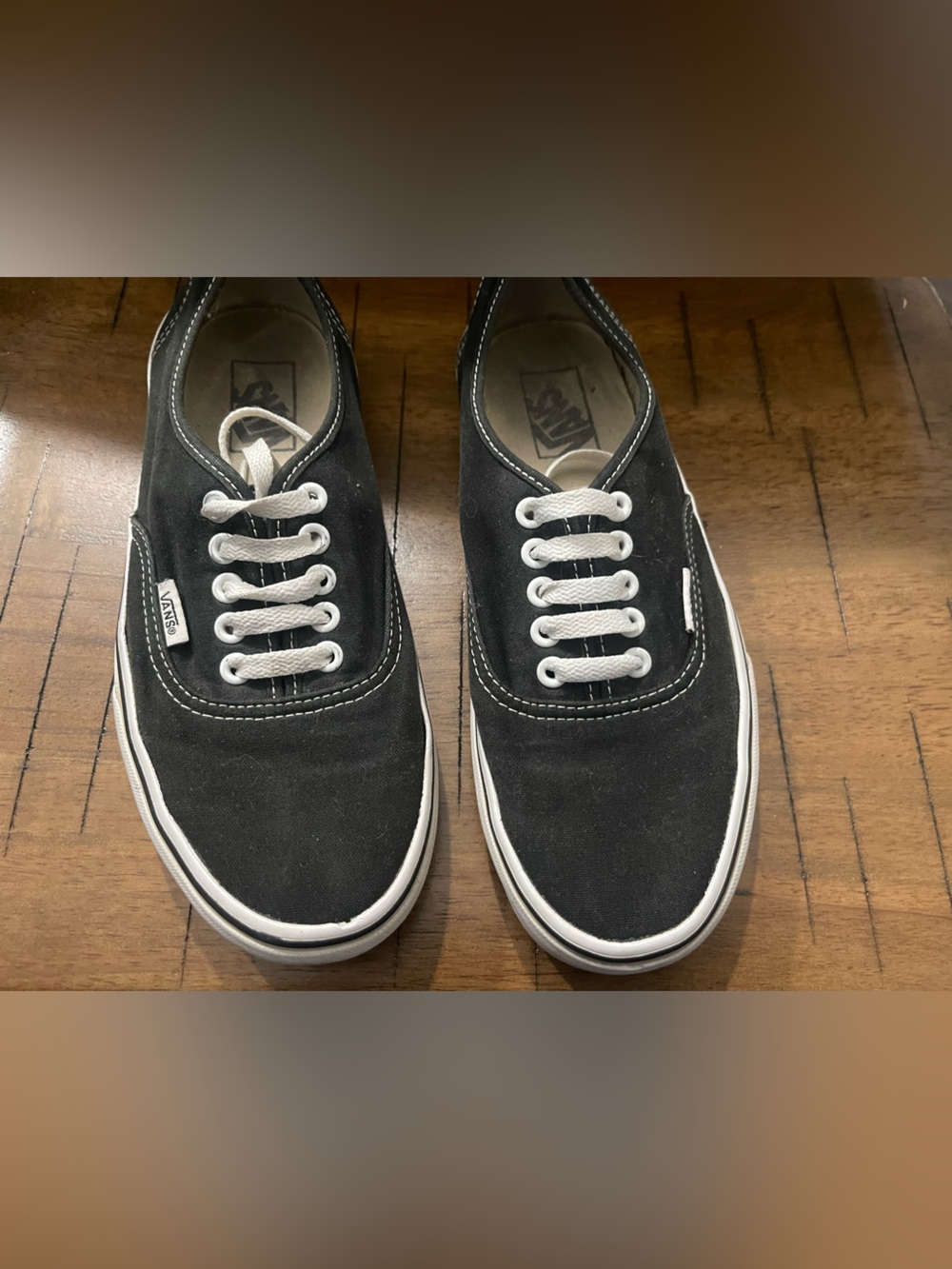 Vans Authentic Low Top Sneakers - Black
Unisex women’s 9
Men’s 7.5